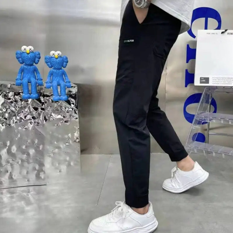 大容量収納の快適なカーゴパンツ