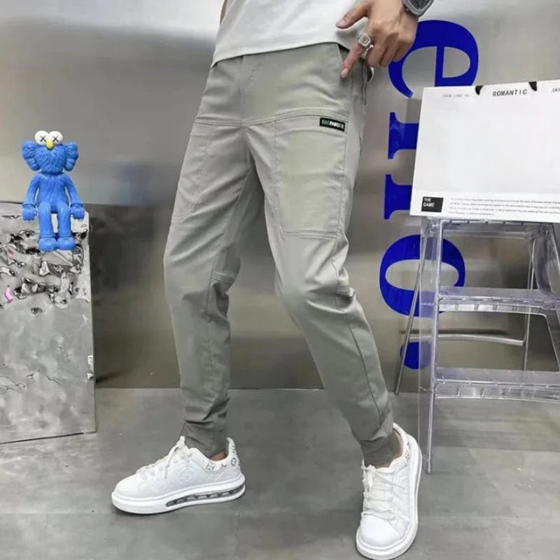 大容量収納の快適なカーゴパンツ