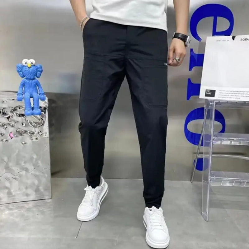 大容量収納の快適なカーゴパンツ